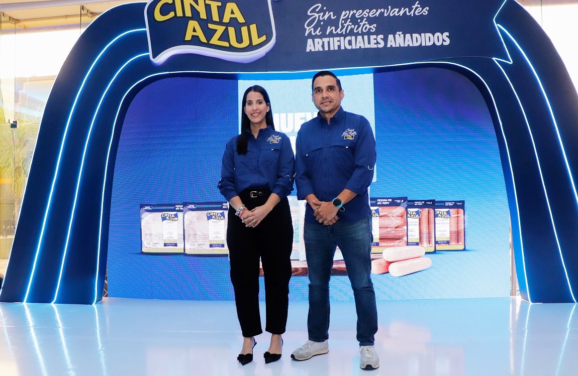 Rina Ramos, gerente de marca de Cargill Food Latinoamérica, y Raúl Hernández, gerente de Cargill, durante el evento de lanzamiento de Cinta Azul.