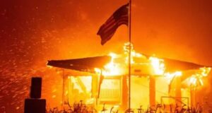 Tres incendios obligan a evacuar a miles en EEUU
