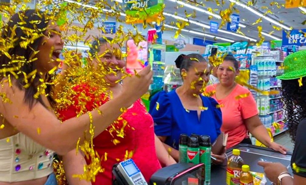 La Colonia celebra 51 años sorprendiendo clientes con grandes premios