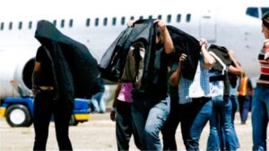 Honduras recibe 365 mexicanos deportados de EEUU