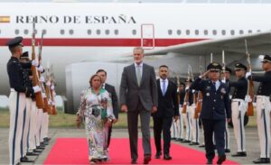 Rey de España es recibido con honores a su llegada a Cali
