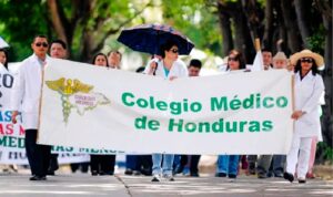 Médicos mantienen protestas ante pagos pendientes