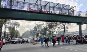 Guatemala: Paro de transportistas mantiene 14 bloqueos