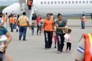 Honduras pide a Estados Unidos tiempo para 55,000 migrantes