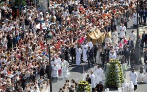 León XIV es aclamado en París antes de su multitudinaria misa