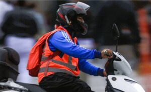 Más de 100 motociclistas reciben multas cada día