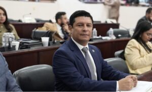 Diputado Cosenza exige definir quién dirigirá Salud