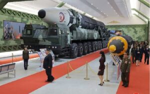 Kim Jong Un exhibió misil, con capacidad para alcanzar Estados Unidos
