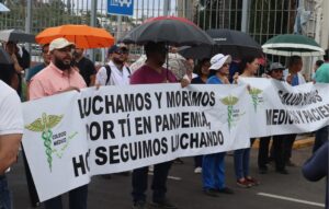 Médicos mantienen asambleas informativas este martes