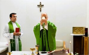 Vaticano publican primeras fotos de León XIV tras su operación