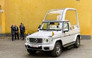 «Un siglo de papamóvil»: de coche oficial a instrumento de encuentro con los fieles