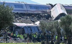 Al menos 64 fallecidos en accidente de tren en España