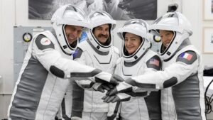Los astronautas de la Crew-12 inician su regreso a la Tierra